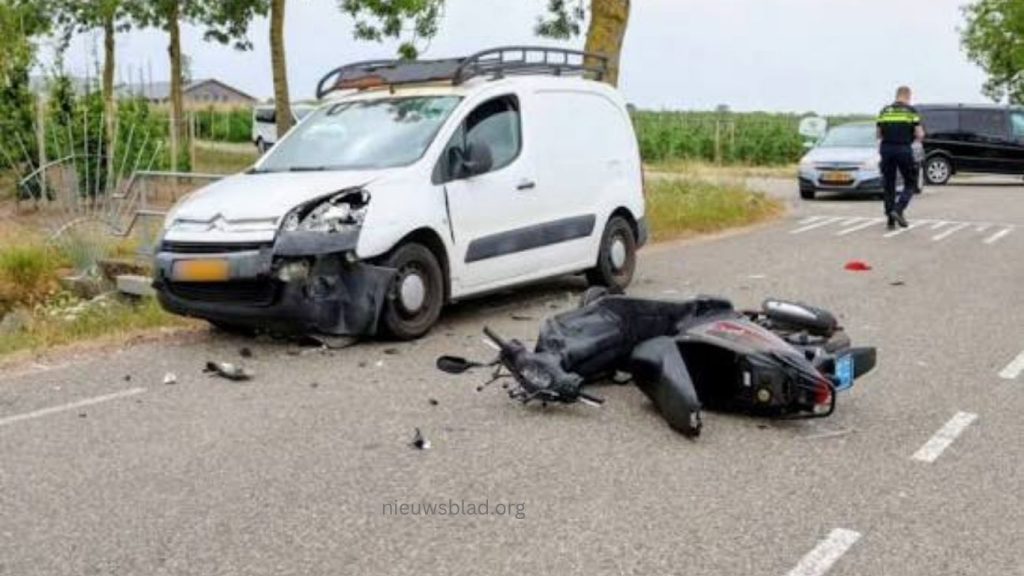 Motorrijder (28) Overleden bij Taxi-Ongeval, Chauffeur (64) Zwaargewond